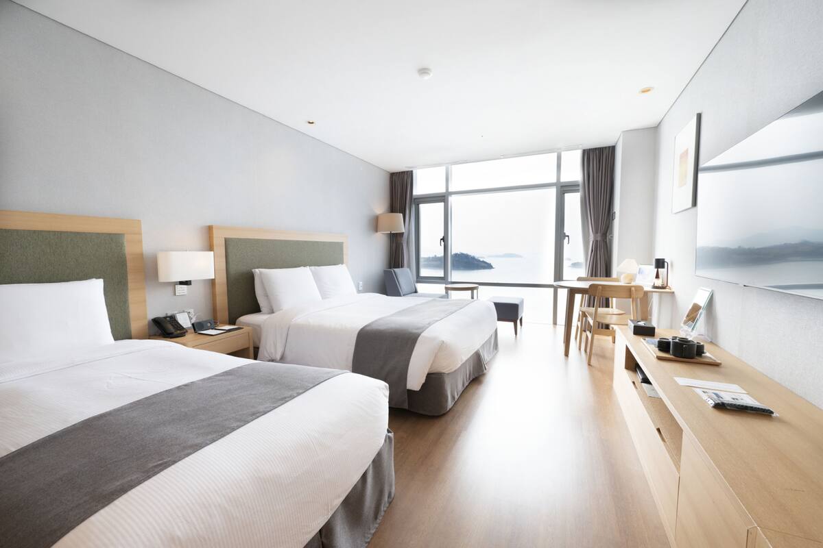 1 bedroom, premium bedding, minibar, in-room safe