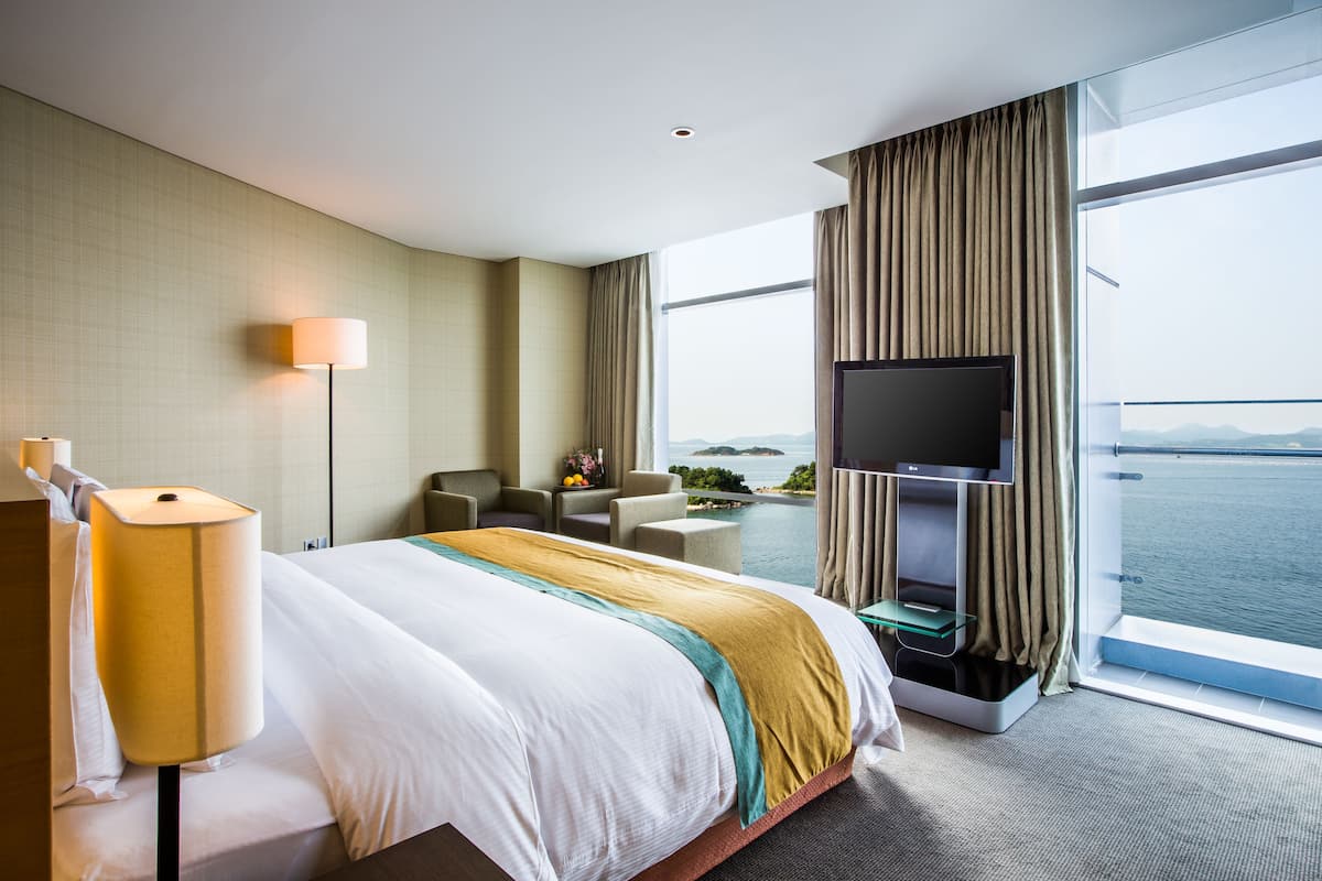 1 bedroom, premium bedding, minibar, in-room safe