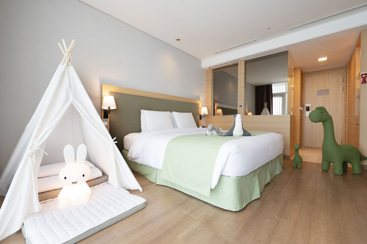 1 bedroom, premium bedding, minibar, in-room safe