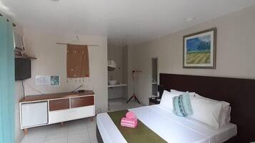 Deluxe Double Room | Peti besi dalam bilik, seterika/papan seterika, Wi-fi percuma