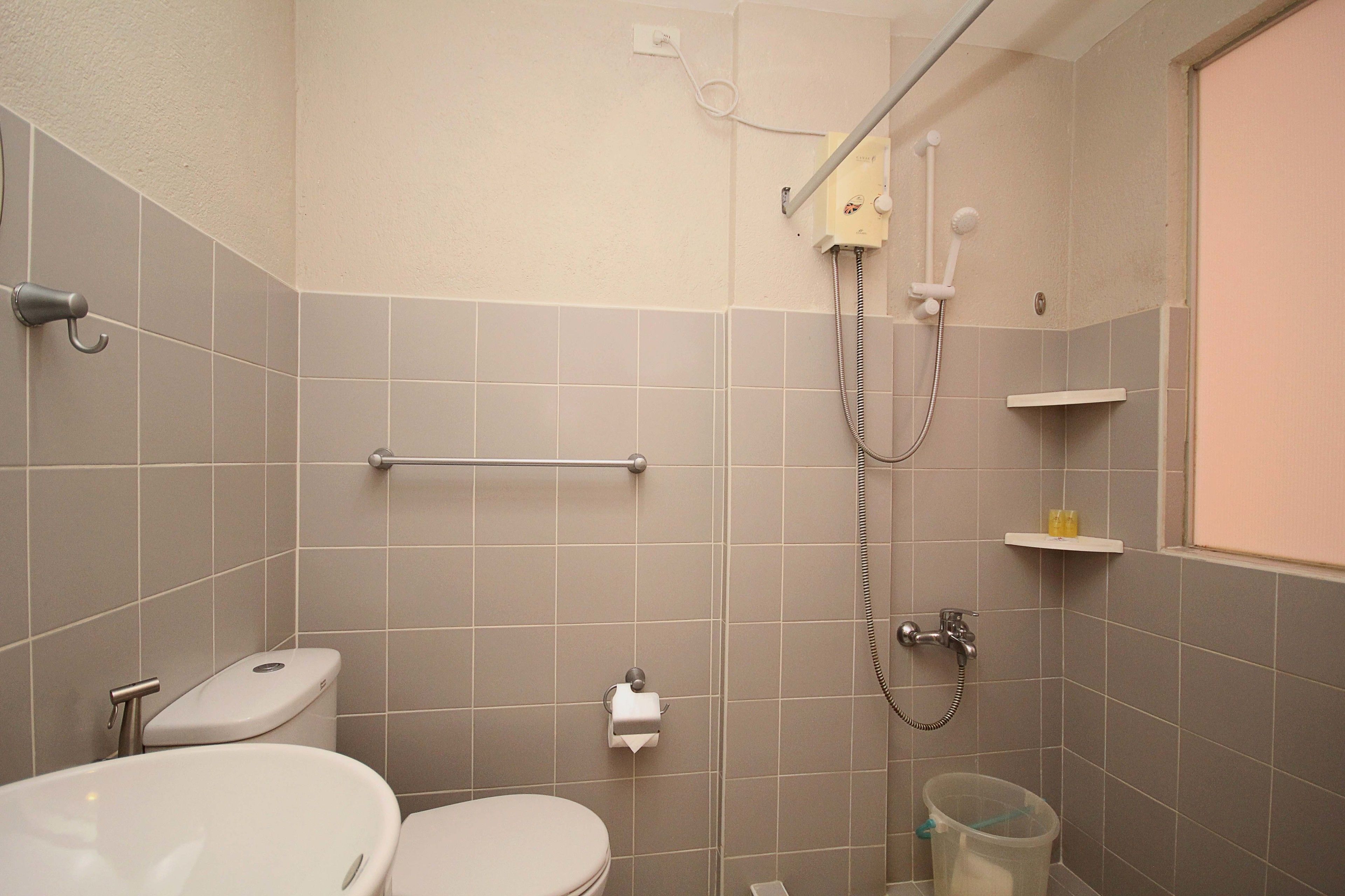 standard double room | bathroom | shower, rainfall showerhead, free toiletries, bidet
