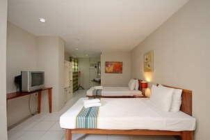 Habitación superior con 2 camas individuales | Caja fuerte, tabla de planchar con plancha, wifi gratis y ropa de cama