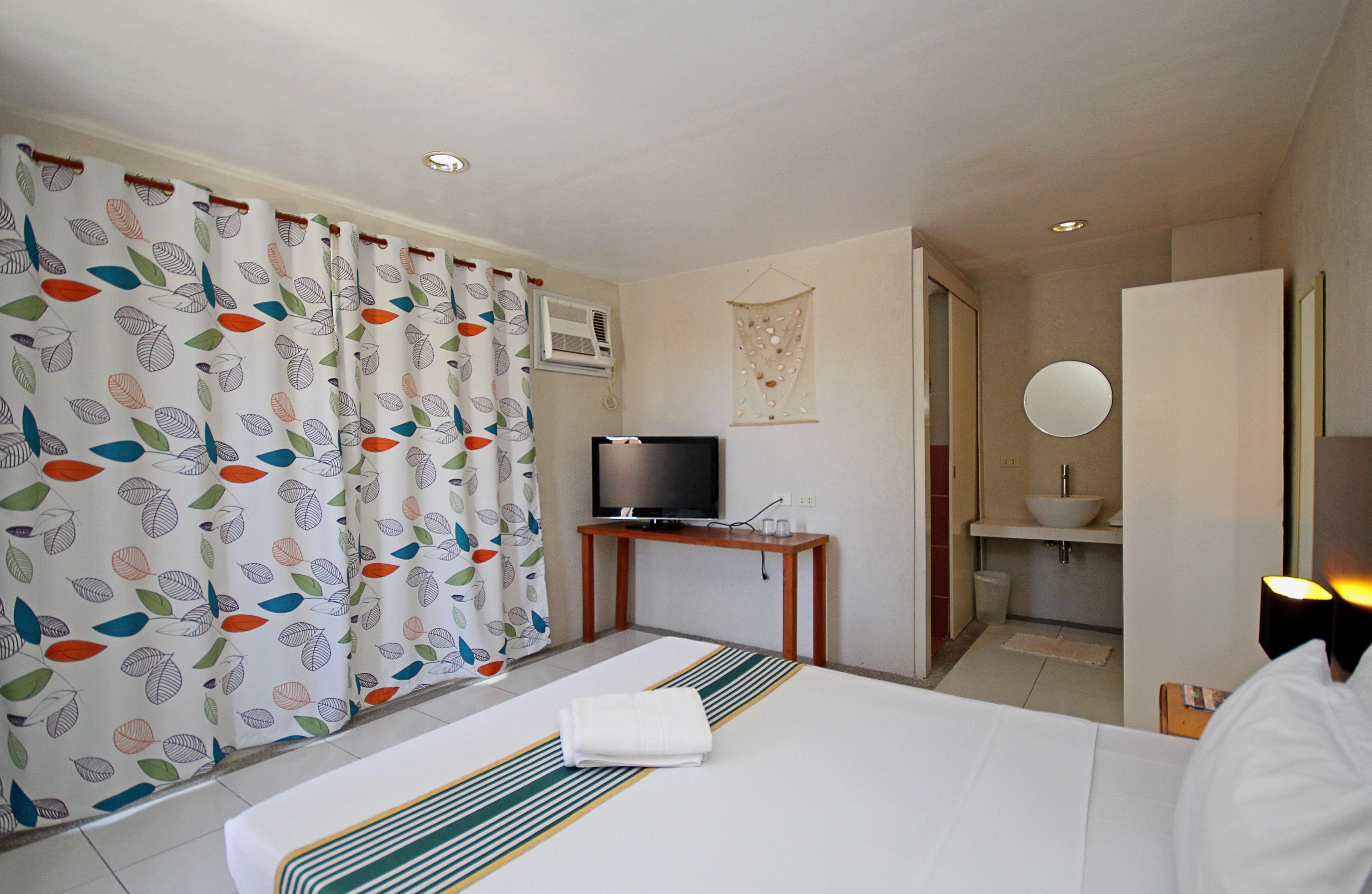 deluxe room, 1 queen bed | in-room safe, iron/ironing board, free wifi, bed sheets