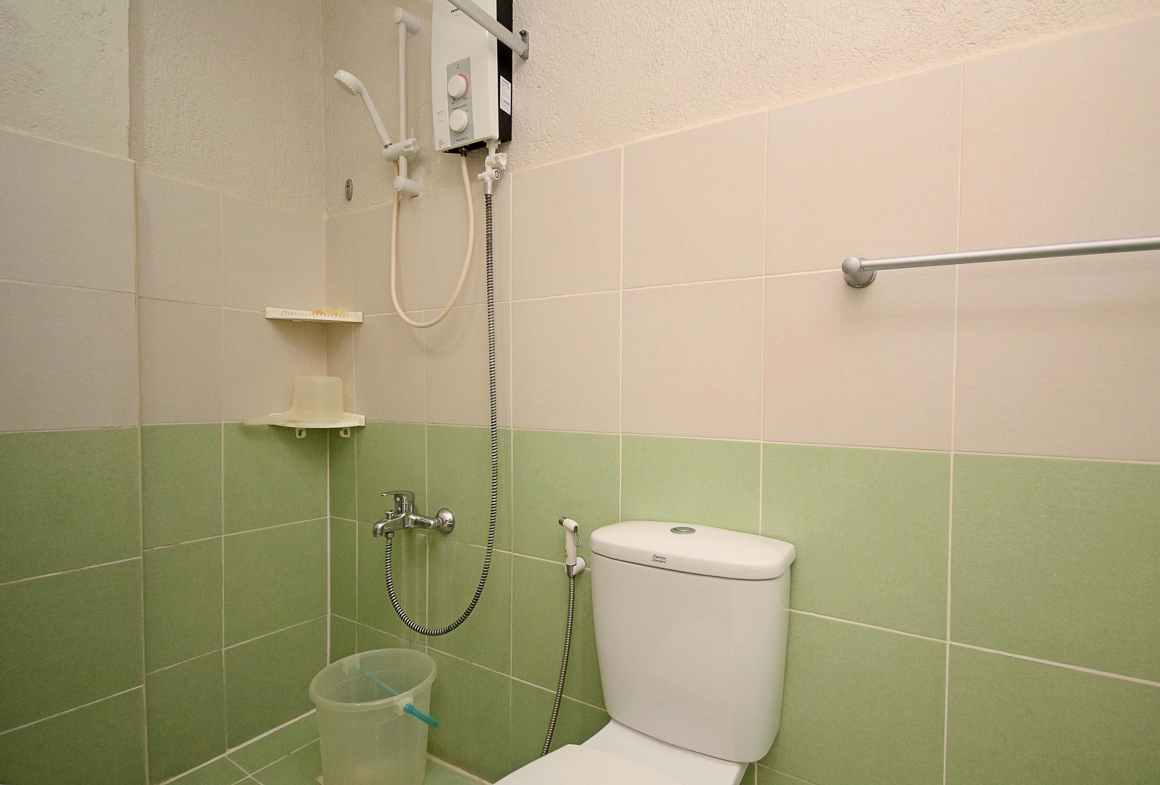 shower, rainfall showerhead, free toiletries, bidet