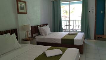 Caja de seguridad en la habitación y tabla de planchar con plancha