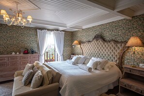 Categoria Especial | Dundyner, senger med overmadrass, minibar og safe på rommet