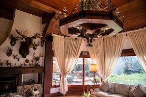 Interior detail - Chateau La Villette (Campos do Jordão)