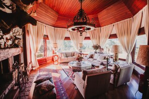 Interior detail - Chateau La Villette (Campos do Jordão)