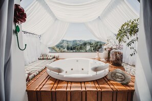 Categoria Master | Bathroom | Designer toiletries, hair dryer, bathrobes, slippers - Chateau La Villette (Campos do Jordão)