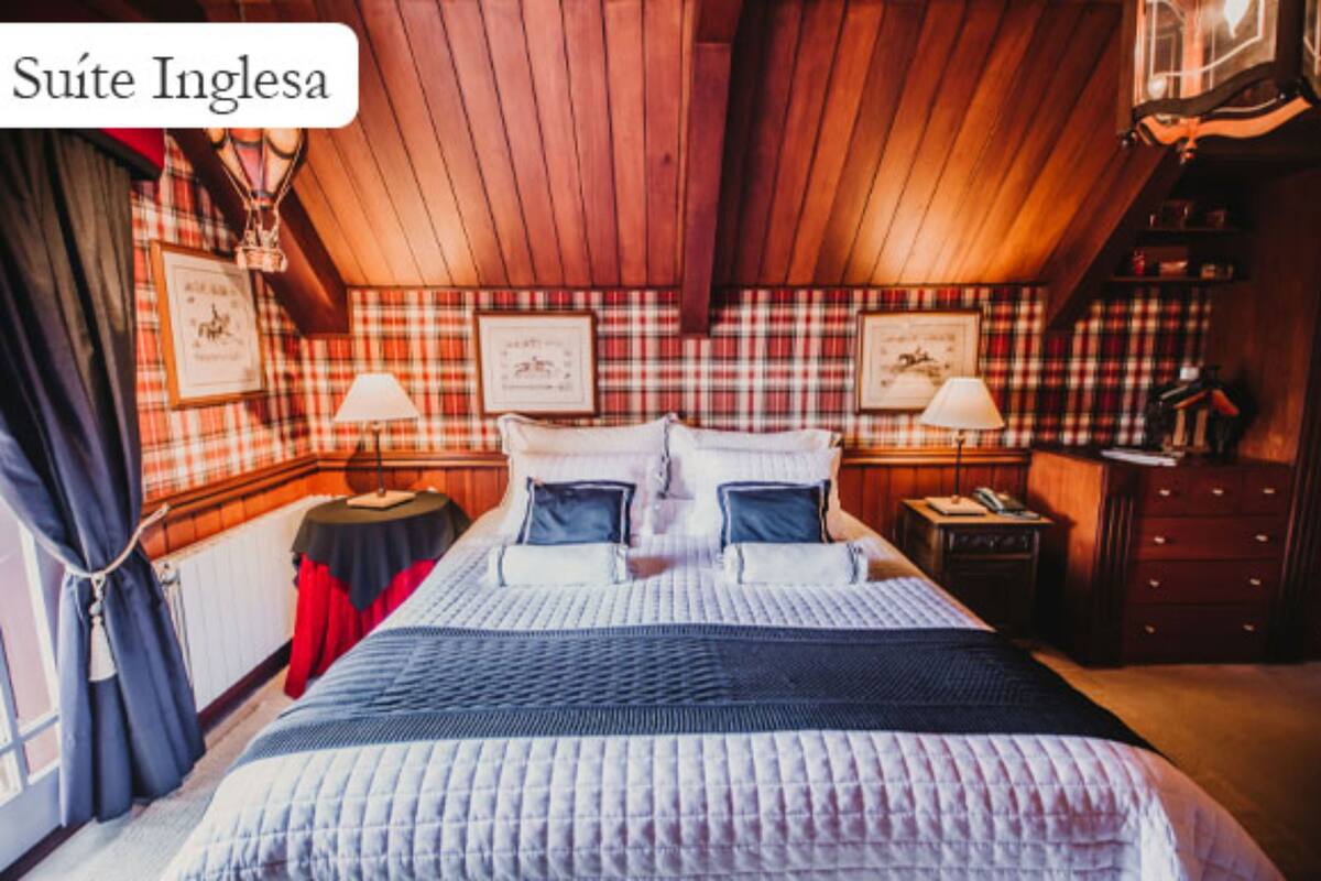 Une chambre avec un lit, deux tables de chevet, une commode et une coiffeuse.