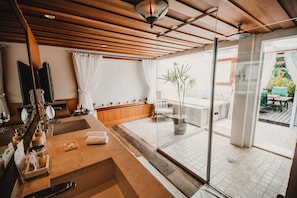 Categoria Master | Bathroom | Designer toiletries, hair dryer, bathrobes, slippers - Chateau La Villette (Campos do Jordão)