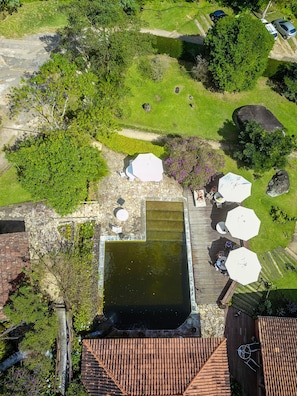Piscina externa, guarda-sóis, espreguiçadeiras