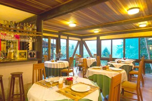 供應早餐、午餐、晚餐；地區菜