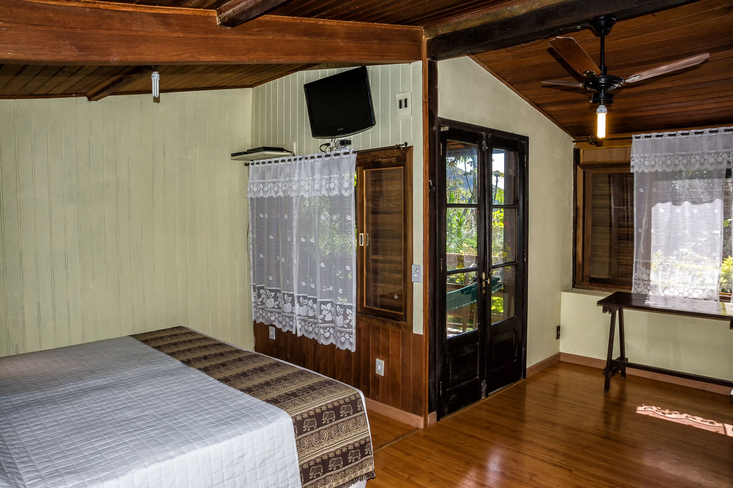 Standard Chalet | Pillow-top beds, minibar