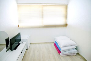 Standard Double (Korean Ondol Style) (Foreigner Only) | Wohnbereich | 27-Zoll-LCD-Fernseher mit Kabelempfang, Fernseher, Pay-TV