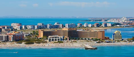 Una spiaggia nelle vicinanze