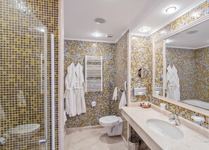 Ensemble douche/baignoire, articles de toilette gratuits, sèche-cheveux