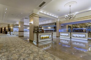 Breakfast, lunch and dinner served - Grand Hotel Pomorie (Pomorie)