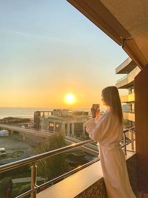 Junior Suite, Sea View | Minibar, in-room safe, desk, laptop workspace