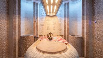 Een sauna, een bubbelbad, een stoombad, warm/mineraalwaterbronnen
