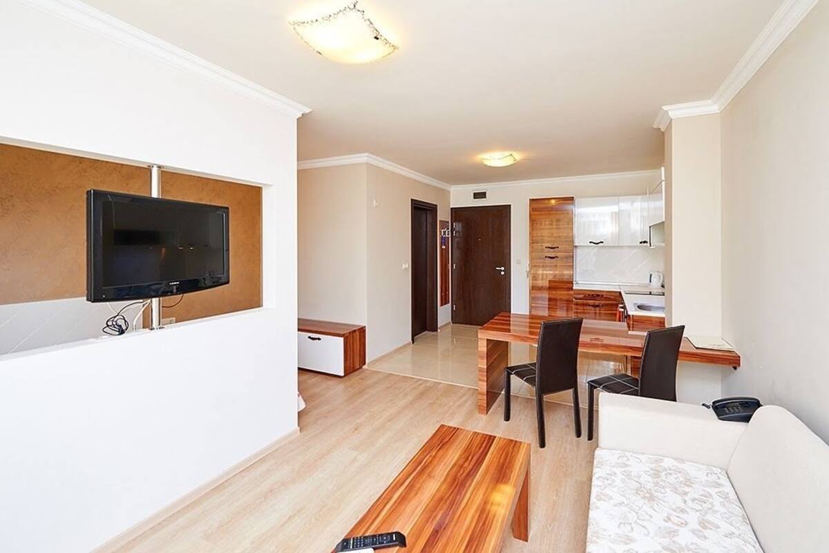 Luxury Studio, 1 Bedroom, Park View, Garden Area | Soundproofing, WiFi (free), bed sheets