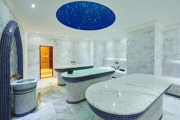 Salas de tratamiento para parejas, un sauna, baño turco