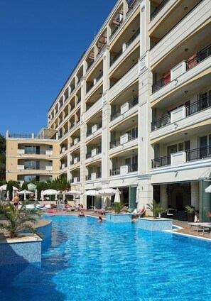 Outdoor pool, sun loungers - Penelope Palace (Pomorie)