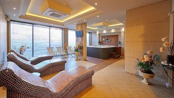 Behandelingskamers voor koppels, een sauna, een stoombad