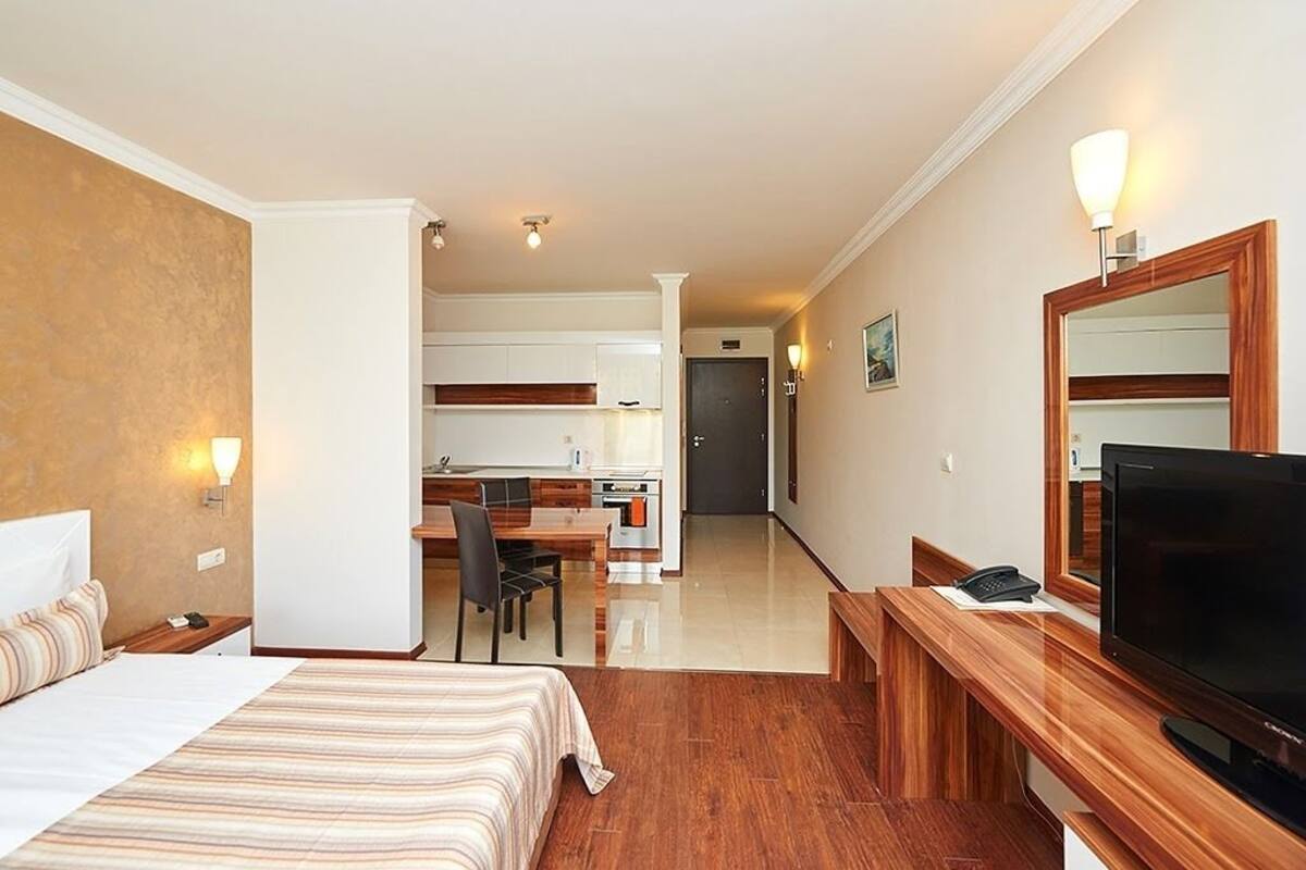 Standard Studio, 2 Twin Beds, City View | Soundproofing, WiFi (free), bed sheets