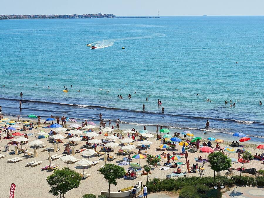 بالقرب من الشاطئ، كراسي للتشمس، مظلات الشاطئ