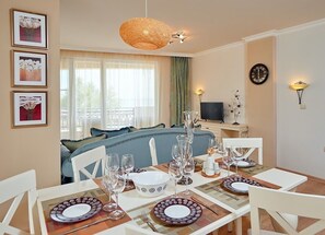 Apartment, 2 Bedroom, Sea view | Oppholdsområde | LCD-TV