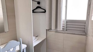 Rom (Duplo) | Minibar, skrivebord, blendingsgardiner og strykejern/-brett