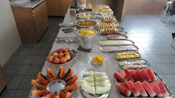 Café da manhã com buffet grátis todos os dias