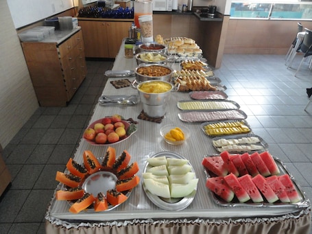 Desayuno buffet incluido todos los días . Pousada São Luis