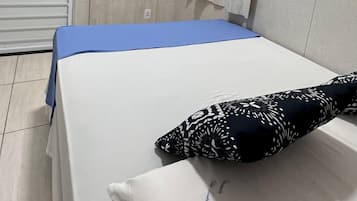 Minibar, décoration personnalisée, bureau, rideaux occultants