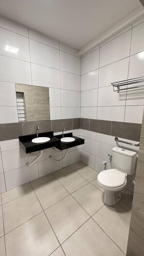 Shower, free toiletries, towels - Pousada São Luis (Aracaju)