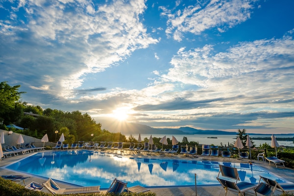 Outdoor pool, pool umbrellas, sun loungers