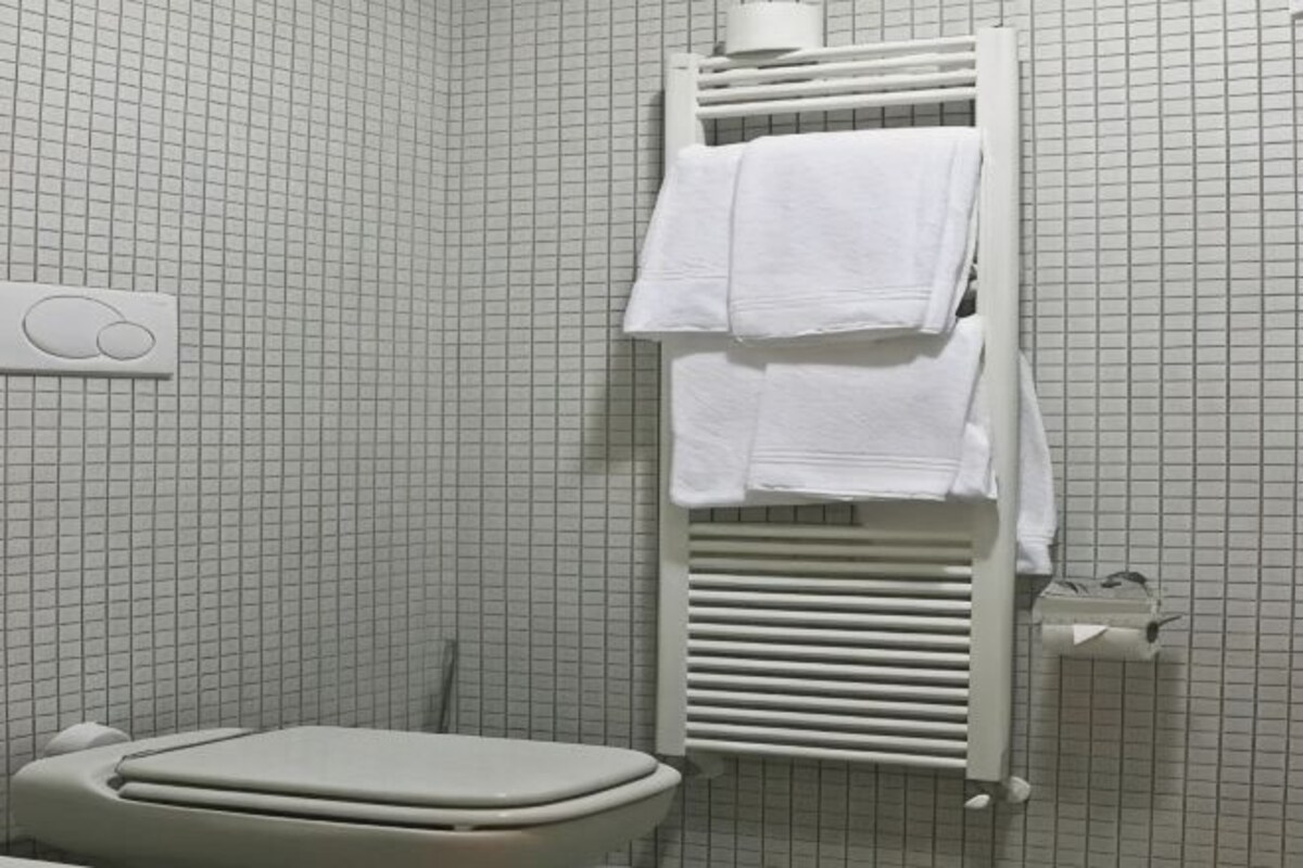 Bad | Dusj, toalettartikler (inkludert), hårføner og bidé