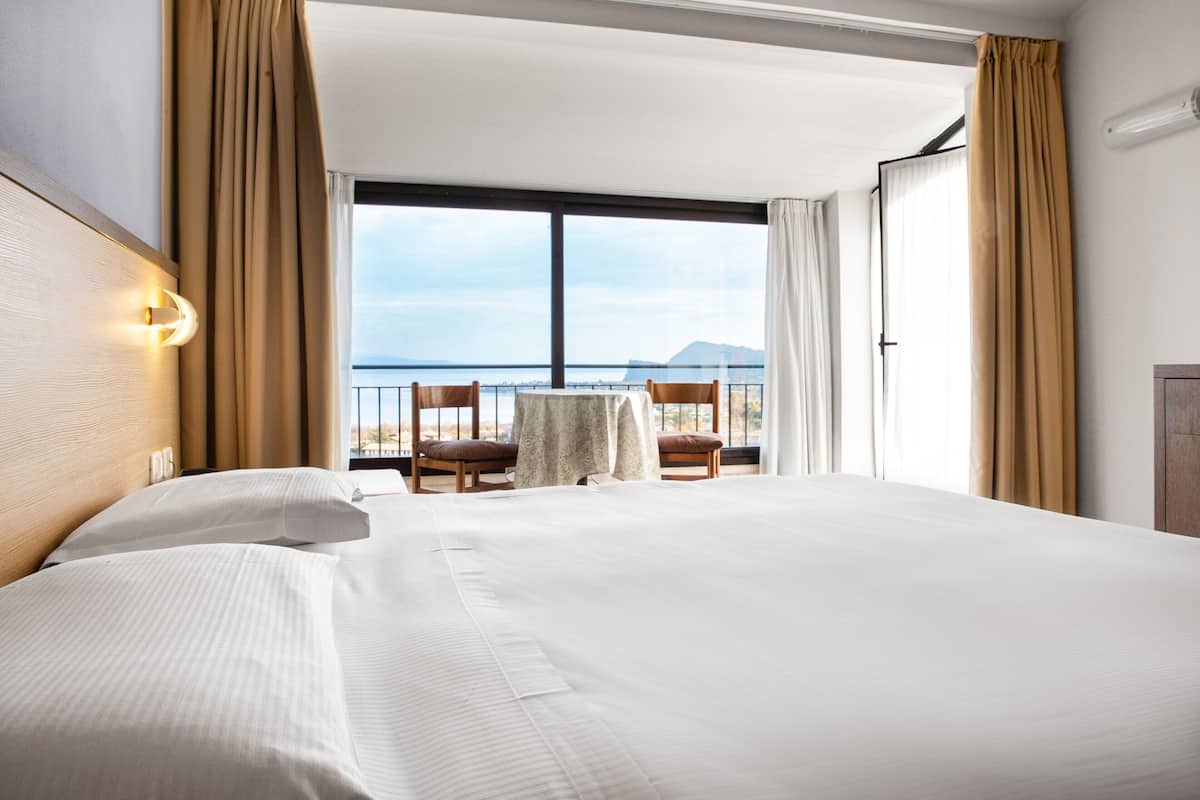 junior studio suite, lake view | 1 bedroom, in-room safe, desk, free wifi