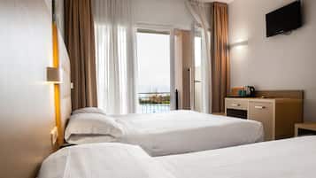 Standard-Dreibettzimmer, Seeblick | Zimmersafe, Schreibtisch, kostenloses WLAN, Bettwäsche