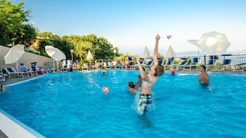 Outdoor pool, pool umbrellas, sun loungers