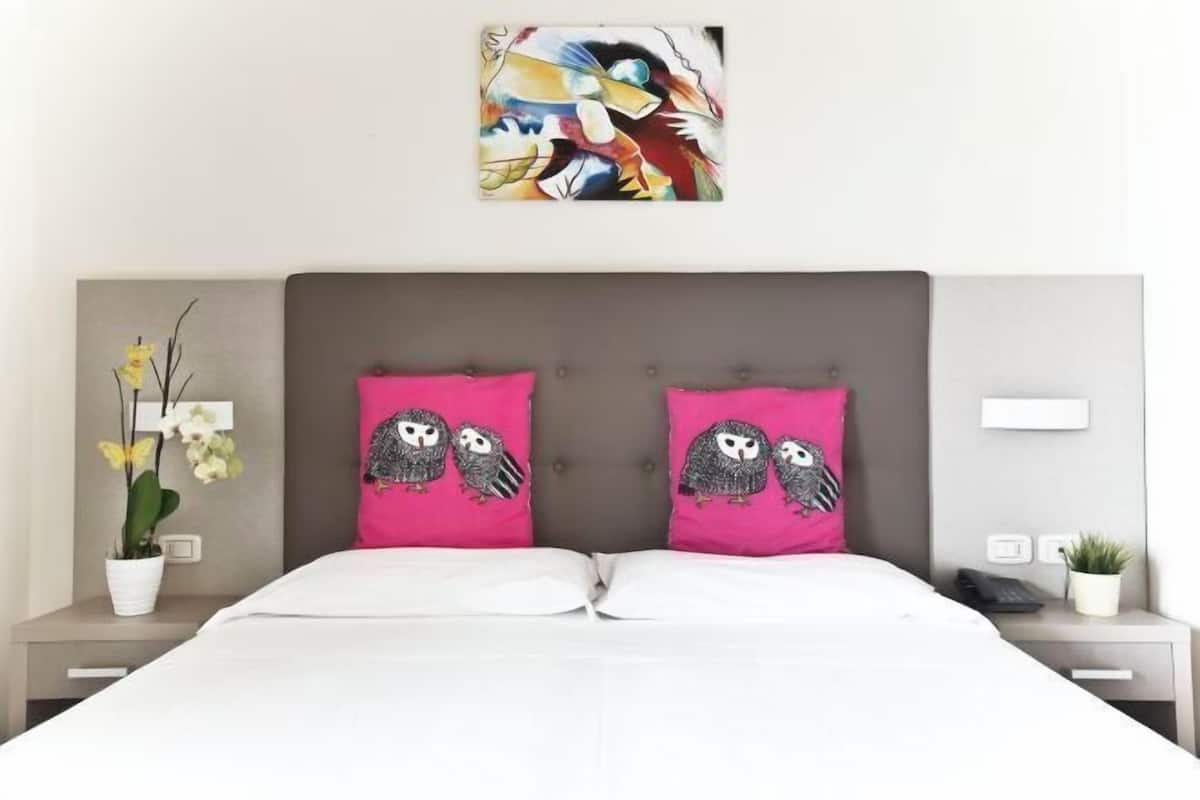 In-room safe, desk, WiFi (free), bed sheets