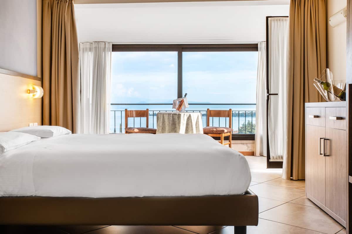 junior studio suite, lake view | 1 bedroom, in-room safe, desk, free wifi