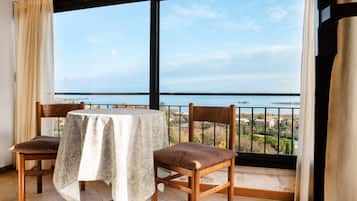 Suite estudio junior, vista al lago | 1 habitación, caja de seguridad en la habitación y escritorio