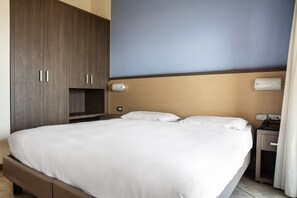 Suite estudio junior, vista al lago | Caja de seguridad en la habitación, escritorio y wifi gratis 