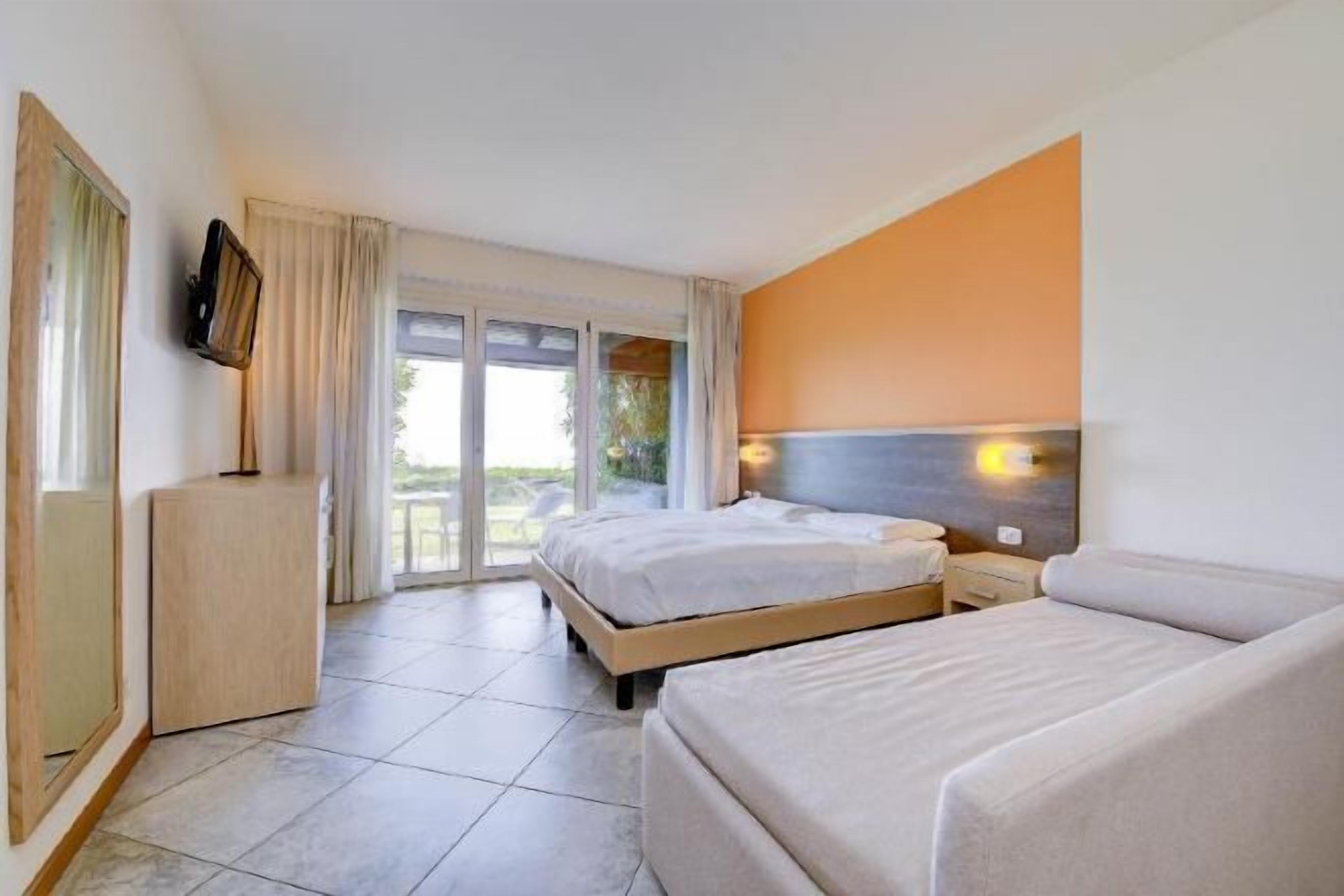 Een kluis op de kamer, een bureau, gratis wifi, beddengoed