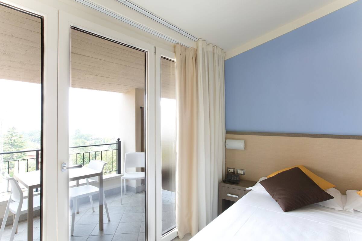 In-room safe, desk, WiFi (free), bed sheets