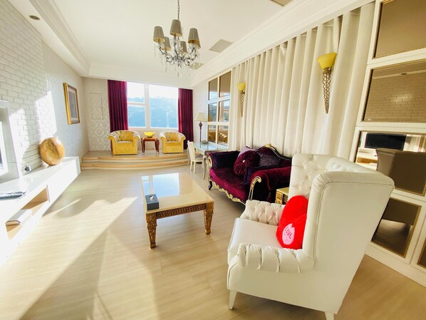 Honeymoon Suite, 1 King Bed (No Pets Allowed) | Premium bedding, down duvets, desk, blackout curtains