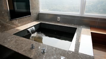 Honeymoon Suite, 1 King Bed (No Pets Allowed) | Indoor spa tub