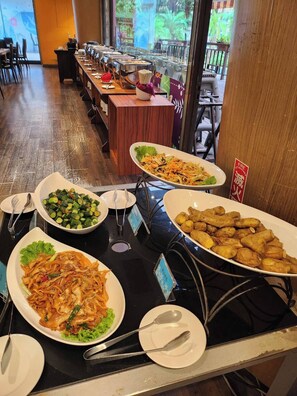 2 restaurants; lunch and dinner served